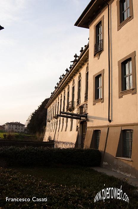 020 Uno degli ingressi laterali del palazzo.jpg